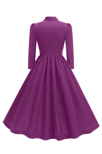 Vestido de pajarita plisada morada de la década de 1950 con mangas largas